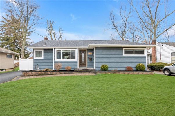 Exterior, Facade, Ranch