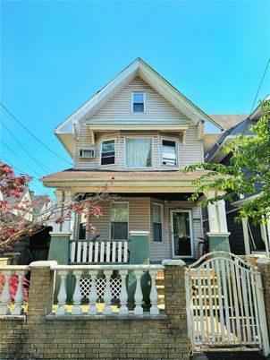 Exterior, Facade, Queen Anne Victorian