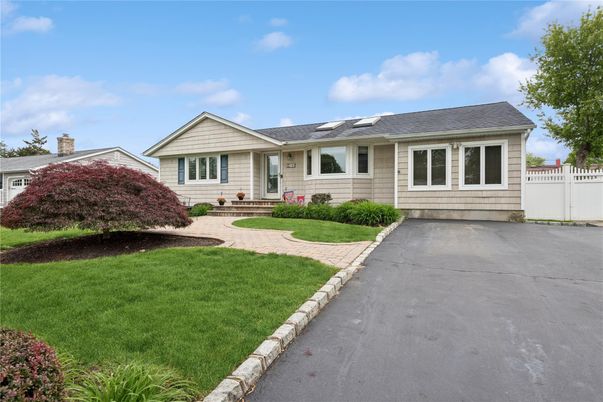 Exterior, Facade, Ranch