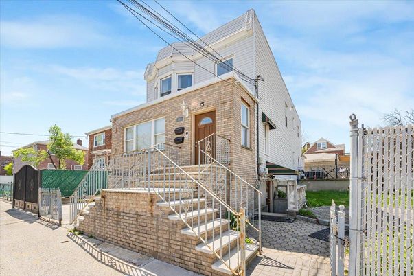 Exterior, Facade, Brick Facade, Rowhouse