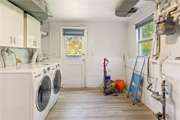 Interior, Washer, Wood Texture Flooring