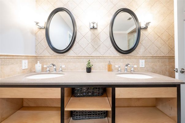 Bathroom, Dual Sink Vanities, Interior