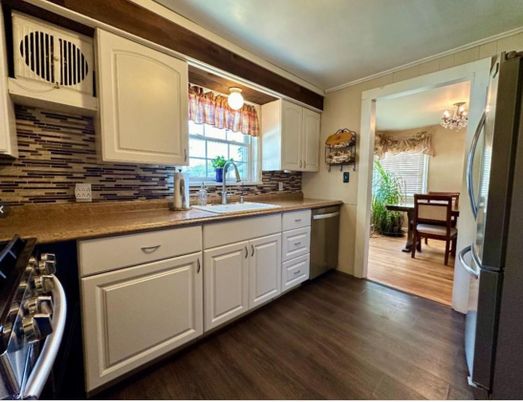 Chandelier, Dining room, Interior, Kitchen, Wood Texture Flooring