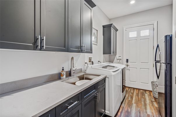 Interior, Recessed Lighting, Washer, Wood Texture Flooring