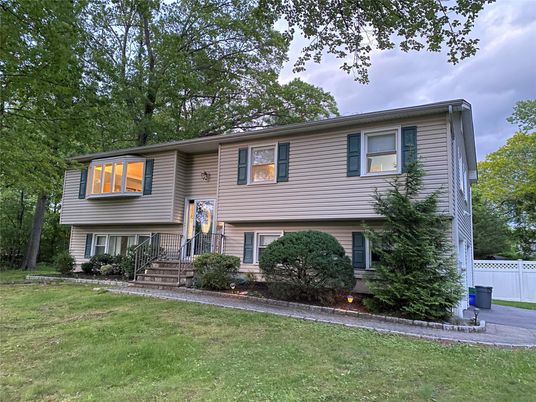 Exterior, Facade, Raised Ranch
