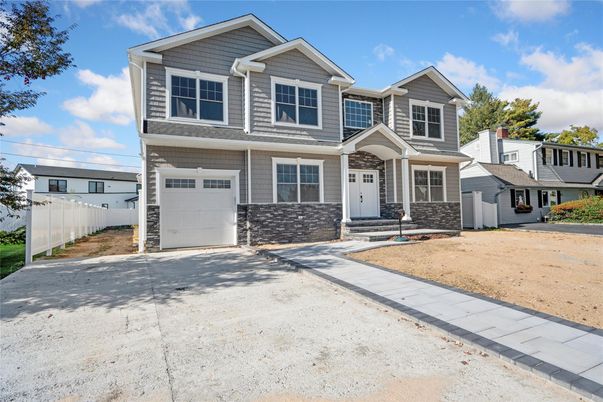 Attached, Exterior, Facade, American Craftsman