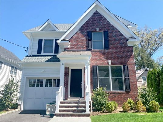 Attached, Exterior, Facade, Brick Facade, Queen Anne Victorian
