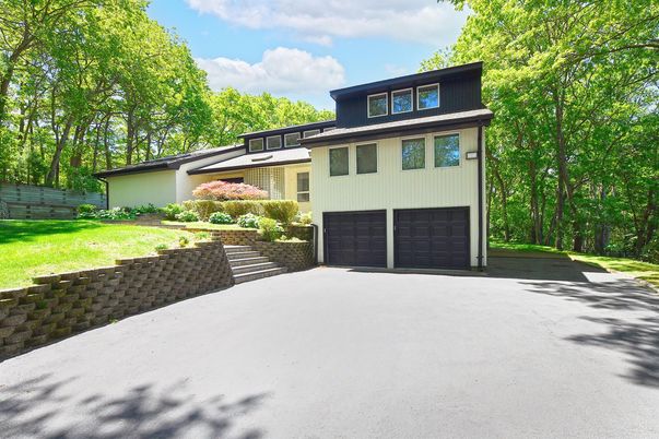 Attached, Exterior, Facade, Raised Ranch