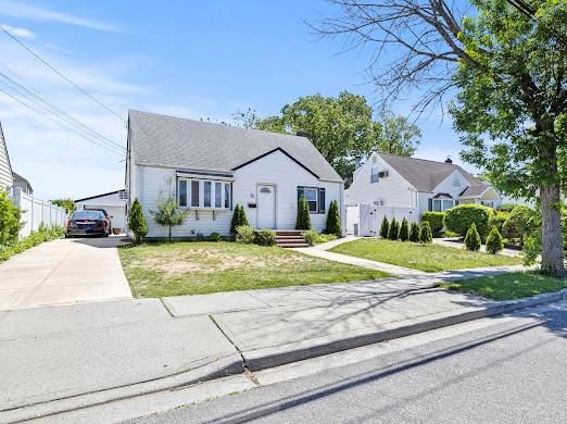 Exterior, Facade, Cape Cod