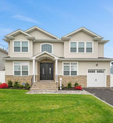 Attached, Exterior, Facade, American Craftsman