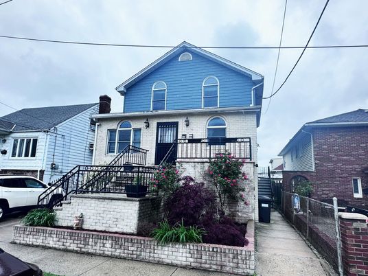 Exterior, Facade, Brick Facade, Queen Anne Victorian