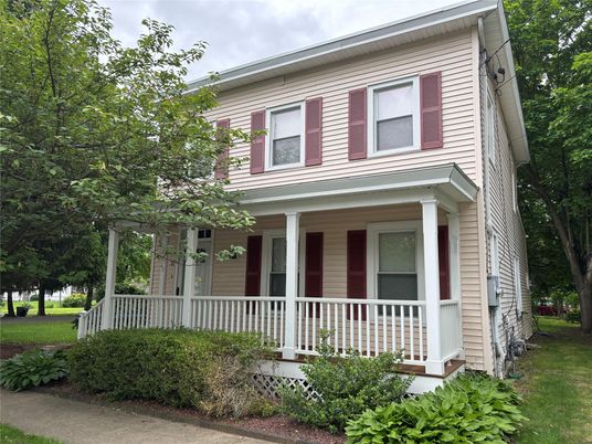 Exterior, Facade, American Foursquare