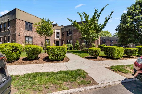 Exterior, Facade, Brick Facade, Rowhouse