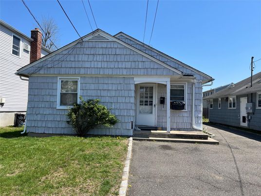 Exterior, Facade, Cape Cod