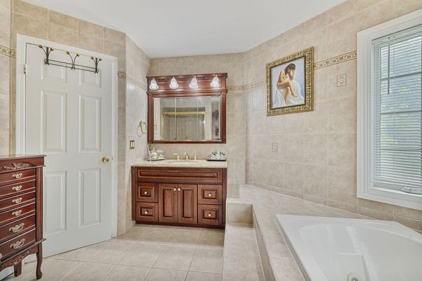 Bathroom, Dual Sink Vanities, Interior