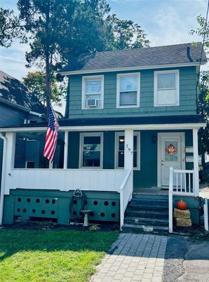 Exterior, Facade, American Foursquare