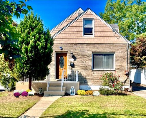 Exterior, Facade, Cape Cod