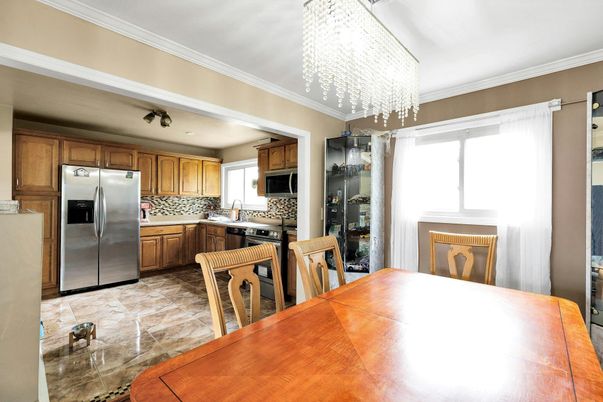Chandelier, Dining room, Interior, Kitchen, Stainless Steel Appliances