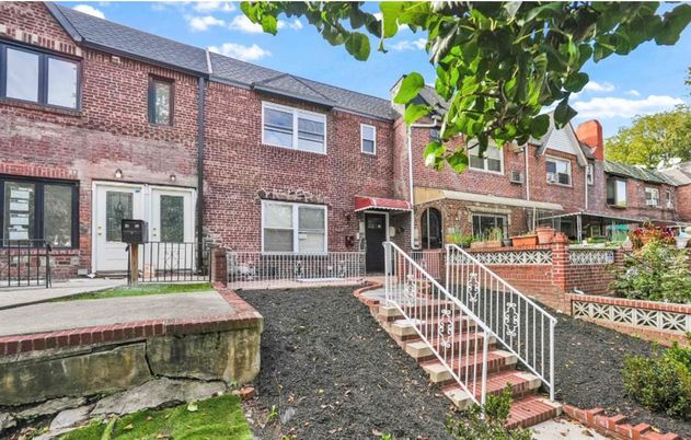 Exterior, Facade, Brick Facade, Rowhouse