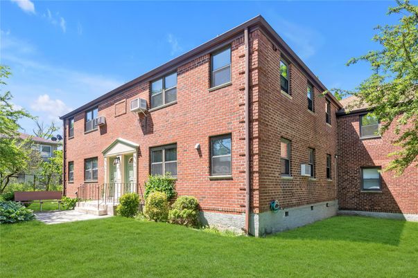 Exterior, Facade, Brick Facade, Rowhouse