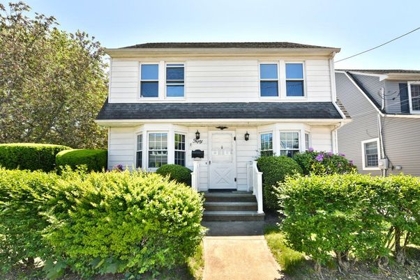 Exterior, Facade, American Foursquare