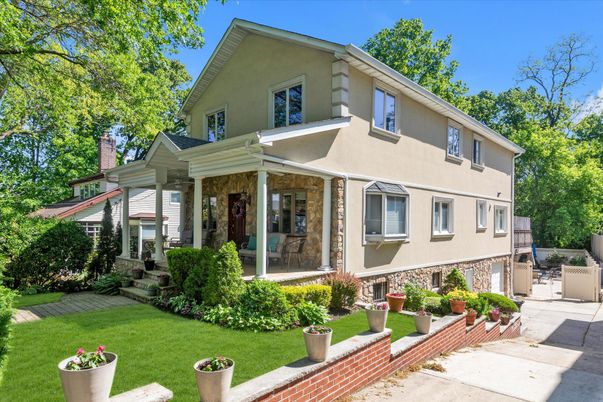 Exterior, Facade, American Foursquare