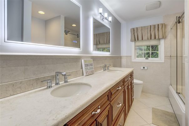 Bathroom, Dual Sink Vanities, Interior, Recessed Lighting