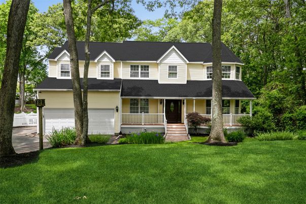 Attached, Exterior, Facade, Farmhouse