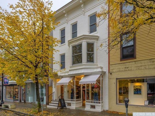 Exterior, Facade, Rowhouse