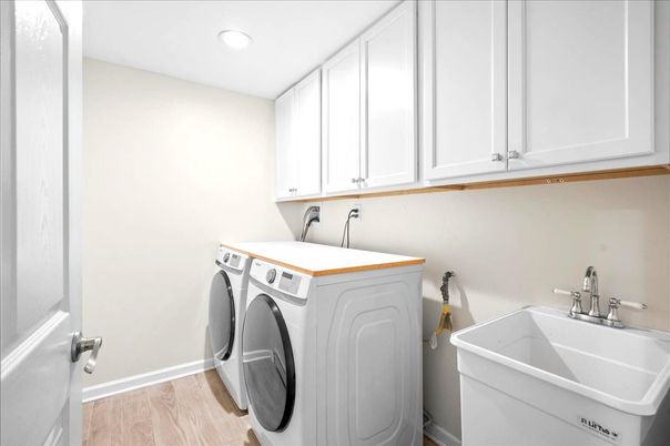 Interior, Recessed Lighting, Washer, Wood Texture Flooring
