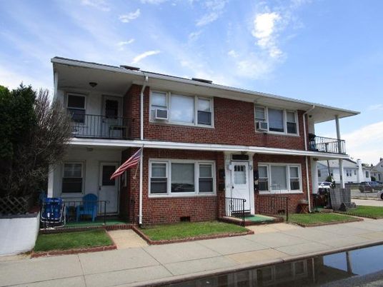 Exterior, Facade, Brick Facade, Rowhouse