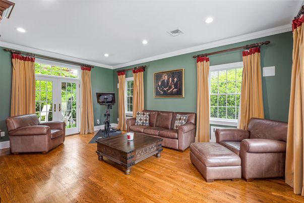 Fitness Equipment, Interior, Living room, Recessed Lighting, Wood Texture Flooring