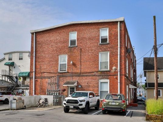 Exterior, Facade, Brick Facade, Rowhouse