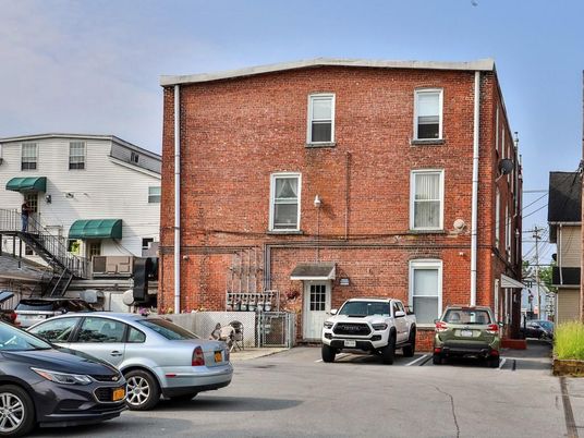 Exterior, Facade, Brick Facade, Rowhouse