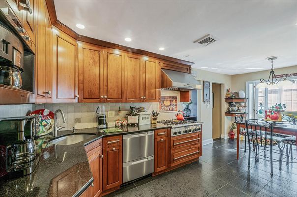 Dining room, Interior, Kitchen, Pendant Lights, Recessed Lighting, Stainless Steel Appliances