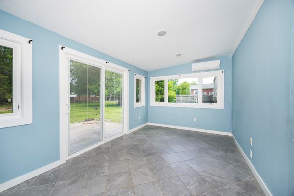 Empty room, Interior