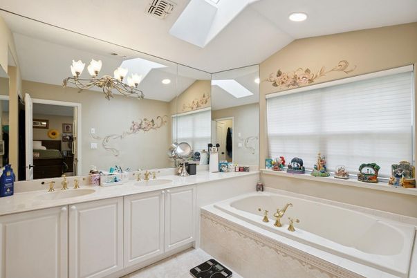 Bathroom, Dual Sink Vanities, Interior, Recessed Lighting