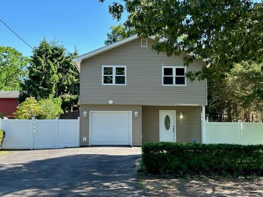 Attached, Exterior, Facade, Split Level