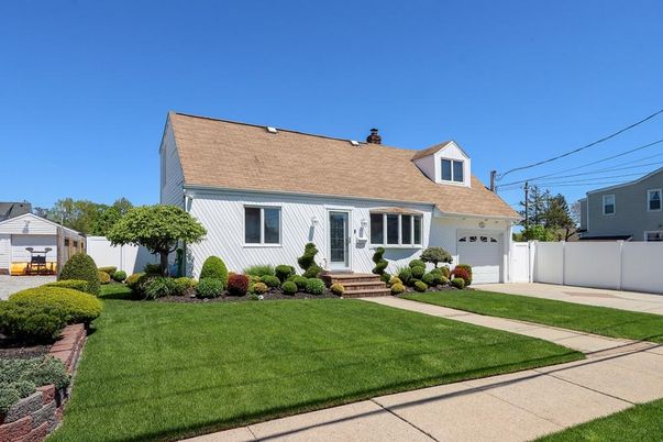 Attached, Exterior, Facade, Cape Cod