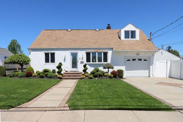 Attached, Exterior, Facade, Cape Cod