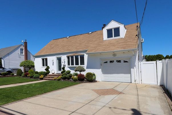 Attached, Exterior, Facade, Cape Cod