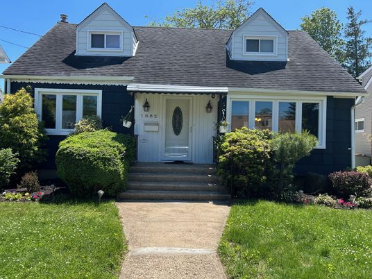 Exterior, Facade, Cape Cod