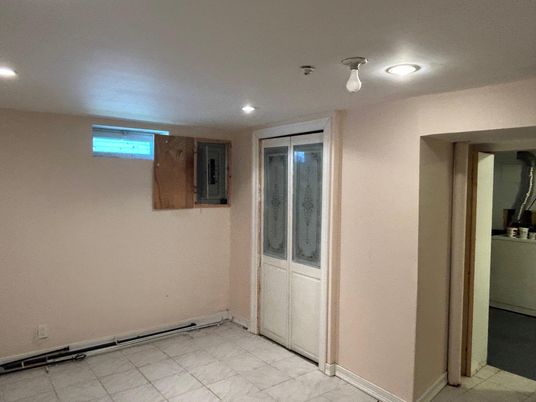 Empty room, Interior, Recessed Lighting