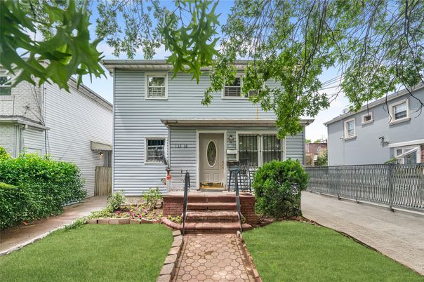 Exterior, Facade, American Foursquare