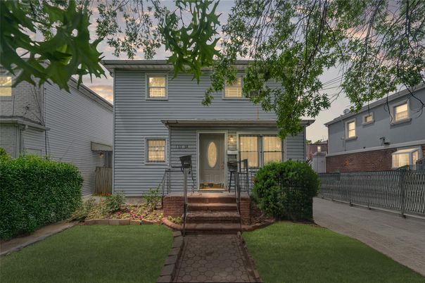 Exterior, Facade, American Foursquare