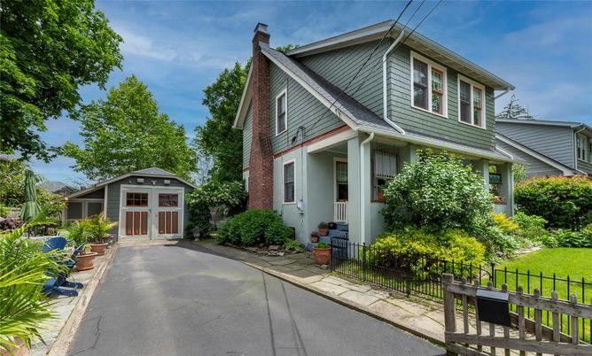 Exterior, Facade, Queen Anne Victorian