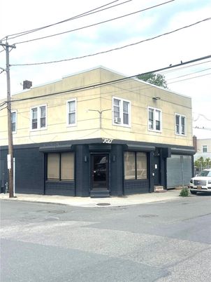 Exterior, Facade, Rowhouse