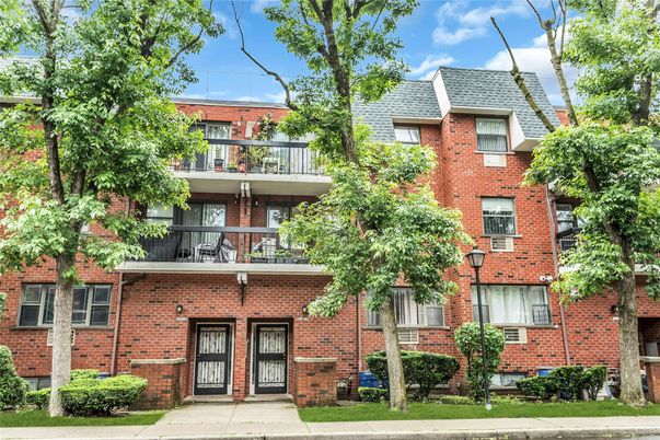 Exterior, Facade, Brick Facade, Rowhouse