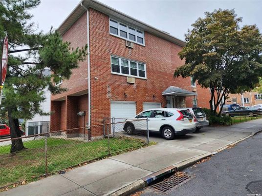 Attached, Exterior, Facade, Brick Facade, Rowhouse