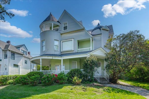 Exterior, Facade, Queen Anne Victorian